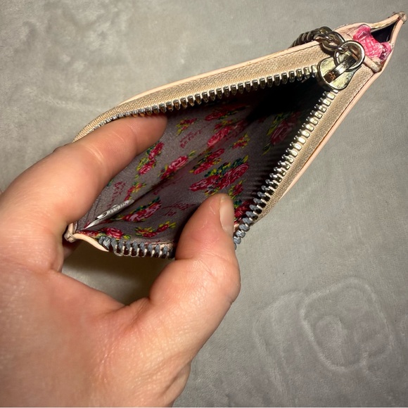 Betsey Johnson Floral Zip Wristlet Card Holder Wallet - Picture 5 of 5